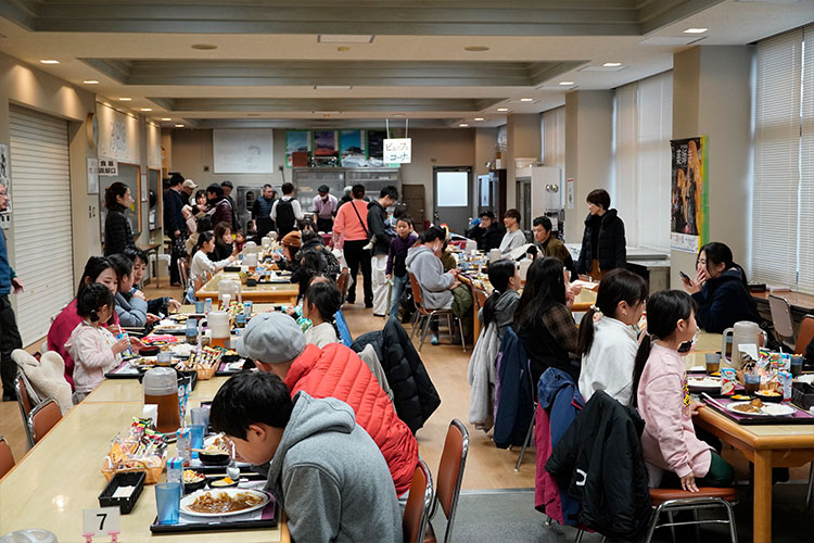 選手食堂での食事風景