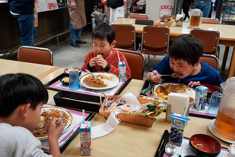 選手食堂での食事風景