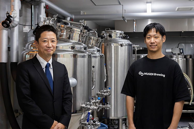 奈良ロイヤルホテル坂本総支配人（左）とブルワー伊藤（右）